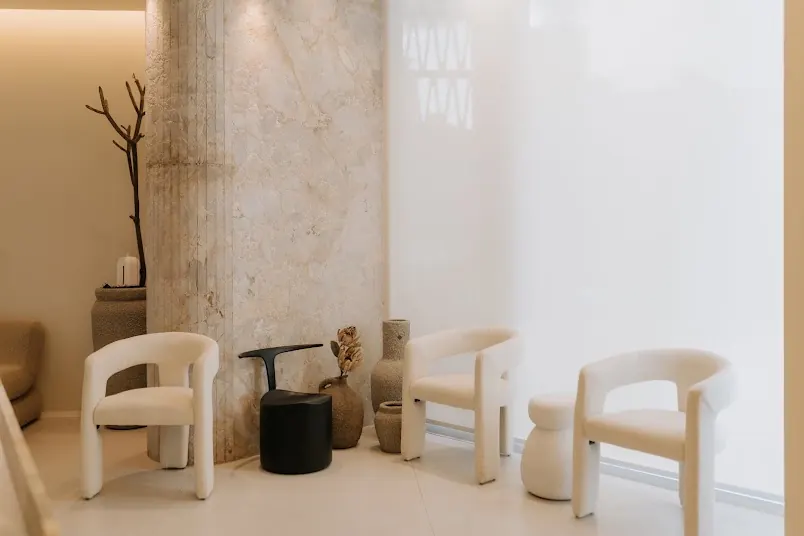 Ambiente de atendimento com poltronas e luz natural
